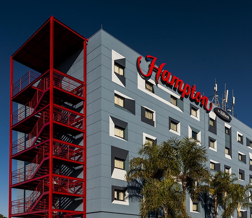 Hotel Hampton By Hilton Guarulhos — perspectiva 3